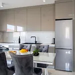 Ella’s * Makarska