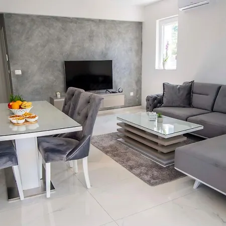 Ella's Apartament Makarska