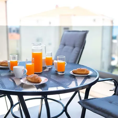 Ella’s * Makarska